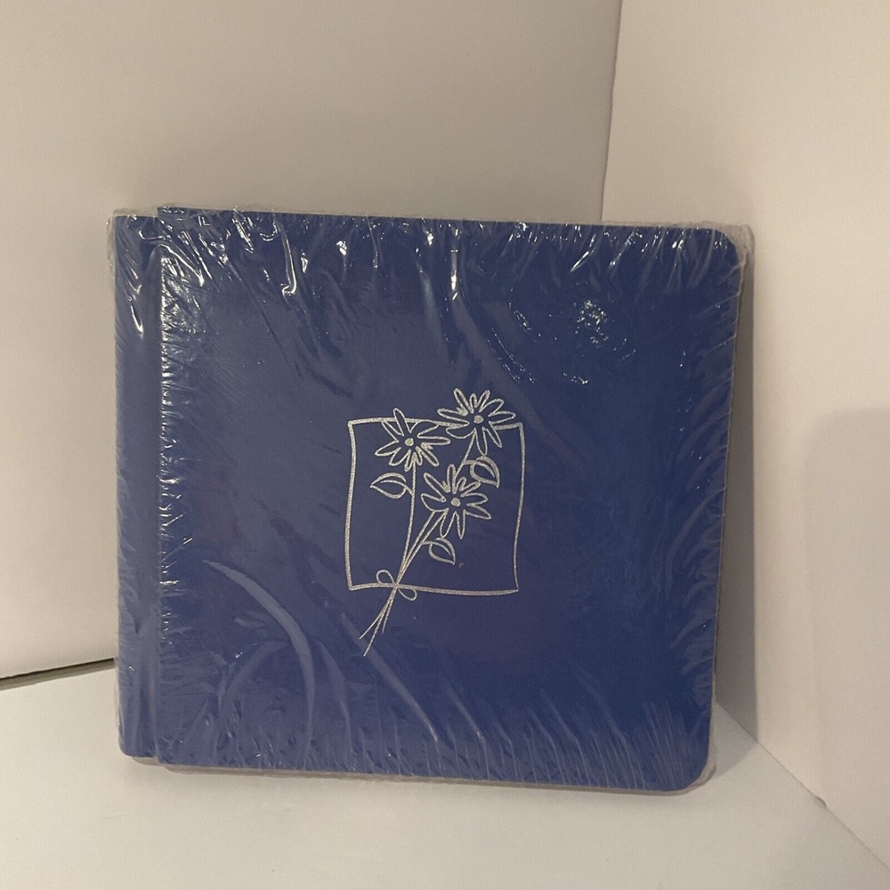 CREATIVE MEMORIES SCRAPBOOK ALBUM 7x7 Blue Daisy with 15 pages.